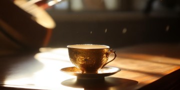 金杯缓酌清歌转究竟是什么意思？