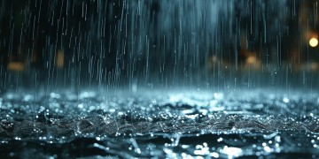 倾盆大雨倾盆而下出自哪首歌？