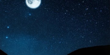追着月亮看星星到底是什么歌？